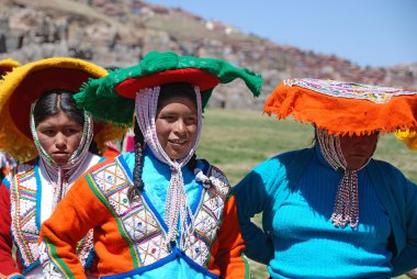  Saksaywaman Peru 23 Kasım: 23 Kasım 2010 'da Peru' nun Saksaywaman kentinde, Checaspampa 'da geleneksel giysiler içinde kimliği belirsiz çocukların portresi. 