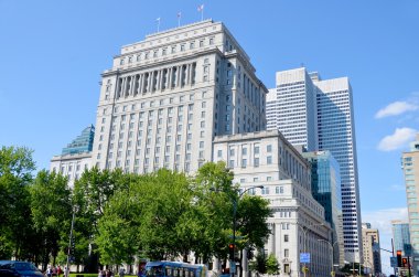 Montreal Quebec Kanada 20 Temmuz: Montreal Kanada 'da 20 Temmuz 2014 tarihinde Sunlife Building, 1155 Metcalfe Caddesi' nde bulunan tarihi bir ofis binasıdır. Marie 'yi arka plana yerleştir.