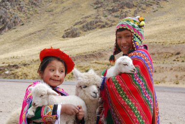 RAYA PASS, PUNO - 22 Kasım 2010 'da Raya Pass, Puno, Peru' da geleneksel kıyafet oyunlarında tanımlanamayan çocuklar.