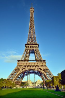 PARIS, FRANCE OKTOBER 14: Eiffel Kulesi (Tour Eiffel) 14 Ekim 2013 'te Paris, Fransa' da. Dünya Fuarı için 1887 ve 1889 yılları arasında inşa edilmiştir (Fuar 1889).).