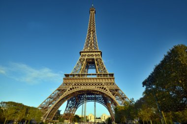 PARIS, FRANCE OKTOBER 14: Eiffel Kulesi (Tour Eiffel) 14 Ekim 2013 'te Paris, Fransa' da. Dünya Fuarı için 1887 ve 1889 yılları arasında inşa edilmiştir (Fuar 1889).).