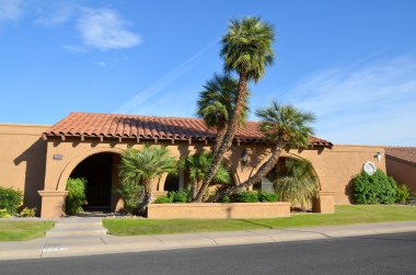 Scottsdale Arizona 23 Nisan: ilginç mimari detaylara sahip güzel bir ev, güney batı İspanyol dış görünüşü. 23 Nisan 2014 'te Scottsdale Arizona Usa