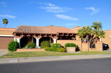 Scottsdale Arizona 23 Nisan: ilginç mimari detaylara sahip güzel bir ev, güney batı İspanyol dış görünüşü. 23 Nisan 2014 'te Scottsdale Arizona Usa