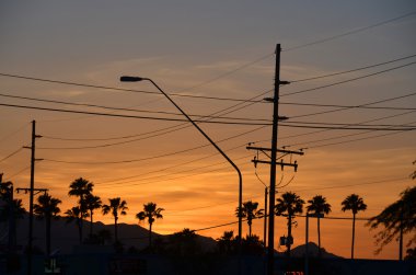 Gün batımında yüksek voltaj hattı