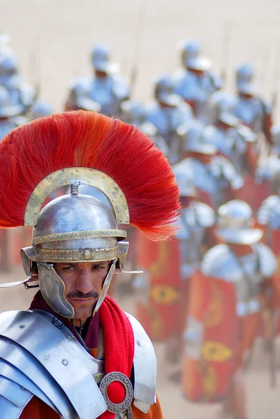 2009年11月25日 ヨルダンのエルサレムで行われたローマ軍の再現公演において ローマ兵として身を包んだヨルダン人男性 — ストック写真