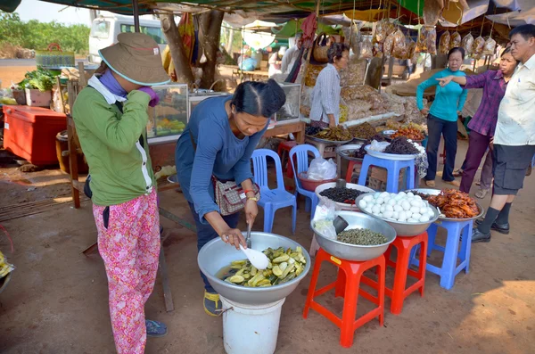 Kampong Thum Cambodia March Pessoas Vendem Insetos Fritos Aranhas Grilos — Fotografia de Stock