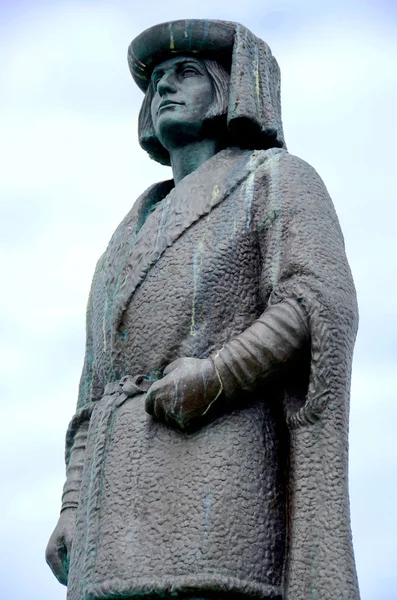 Gamla Mänskliga Staty Himlen Bakgrund — Stockfoto