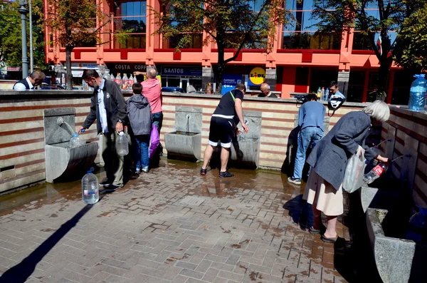 Sofia Bulgaria Sept Locals Fill Bottles Mineral Water Flows Hot — Stock Photo, Image