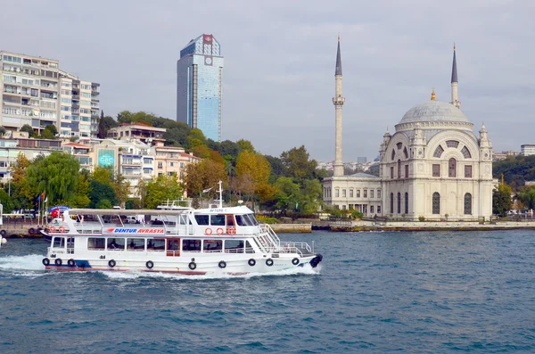 İSTANBUL TURKHey ECTOBER 3 Ekim 2013 'te İstanbul, Türkiye' de resmen Buyuk Mecidiye Camii (Sultan Abdulmecid Büyük İmparatorluk Camii) kuruldu.