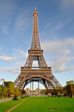PARIS, FRANCE ECTOBER 12: Eiffel Kulesi (Tour Eiffel) 12 Ekim 2013 'te Paris, Fransa' da. Dünya Fuarı için 1887 ve 1889 yılları arasında inşa edilmiştir (Fuar 1889).)