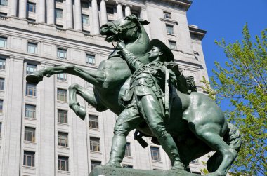 Montreal Kanada 18 Mayıs: Equestrian heykeli, Montreal Boer Savaşı Anıtı kapsamında George W. Hill tarafından 18 Mayıs 2014 tarihinde Montreal Quebec Kanada şehir merkezindeki Dorchester Meydanı 'nda yapılmıştır.