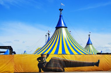 Montreal 19 Mayıs: Cirque du Soleil sarı ve mavi çadır 19 Mayıs 2014 tarihinde Montreal, Kanada 'da. Montreal merkezli bir Kanadalı eğlence şirketi, sirk ve sokak eğlencesi karışımı.