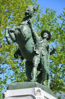 Montreal Kanada 18 Mayıs: Equestrian heykeli, Montreal Boer Savaşı Anıtı kapsamında George W. Hill tarafından 18 Mayıs 2014 tarihinde Montreal Quebec Kanada şehir merkezindeki Dorchester Meydanı 'nda yapılmıştır.