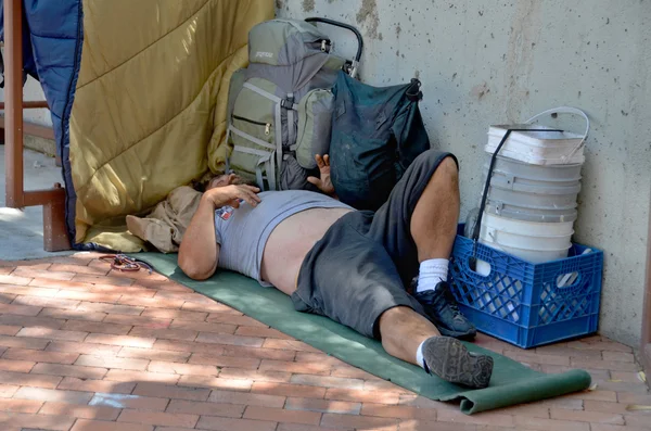 ホームレスの男が屋外で寝る — ストック写真