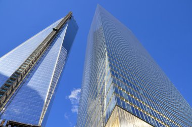 Gökyüzü arka planında yüksek modern gökdelenler