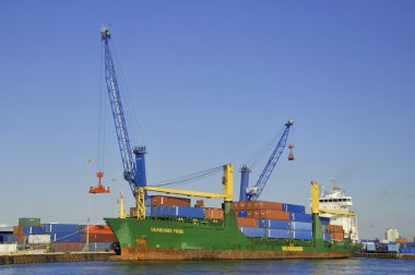 MIAMI, FLORIDA - ABD - 31 Ekim 2012 'de Miami Florida ABD' de yük konteynırları için bekleyen kargo gemisi.