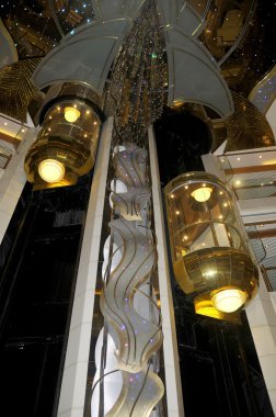 Modern lüks yolcu gemisinin içi.