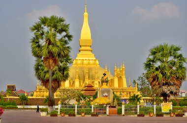 VIENTIANE, LAOS - 23 Nisan 2012: Luang 'ın Vientiane, Laos' taki Altın Pha 'yı ziyaret eden kimliği belirsiz kişiler.