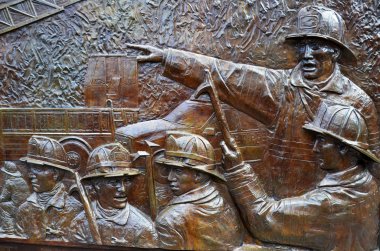 New York, Ny 23 Ekim 2013: The Memorial Wall, Fdny Engine 10 Ladder 10 'da, Dünya Ticaret Merkezi' nin tam karşısında. 9 / 11 'de ölen NYPD' nin 343 üyesine adanmıştır..