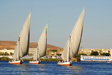Aswan Mısır 25 Kasım: Felucca, Mısır 'ın Aswan kenti yakınlarındaki Nil nehri üzerinde 25 Kasım 2010.00 tarihinde yelken açtı.