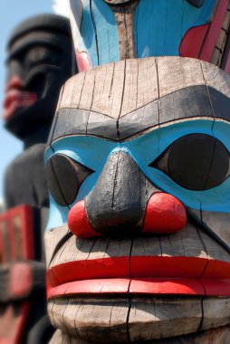 Totem kutupları, Kuzey Amerika 'nın Kuzeybatı Pasifik kıyılarındaki yerli halkların kültürleri tarafından çoğunlukla Batı Kızıl Sedir olmak üzere büyük ağaçlardan oyulmuş anıtsal heykellerdir..
