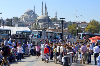 İstanbul, Türkiye - 09 Ekim: İstanbul 'un Eminonu semtindeki bir sokakta insanlar zamanlarını 09 Ekim 2013' te İstanbul, Türkiye 'de geçiriyor.