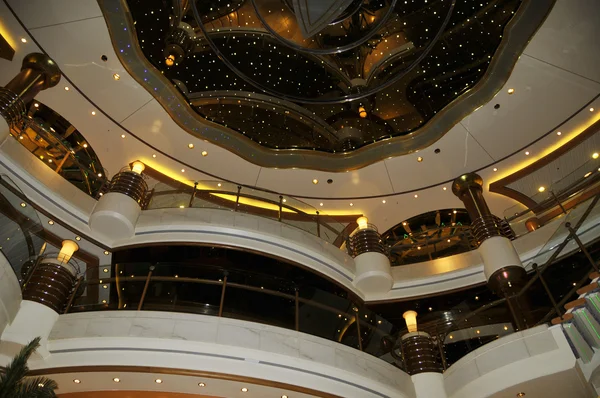 Innenraum Eines Modernen Luxuskreuzfahrtschiffes — Stockfoto