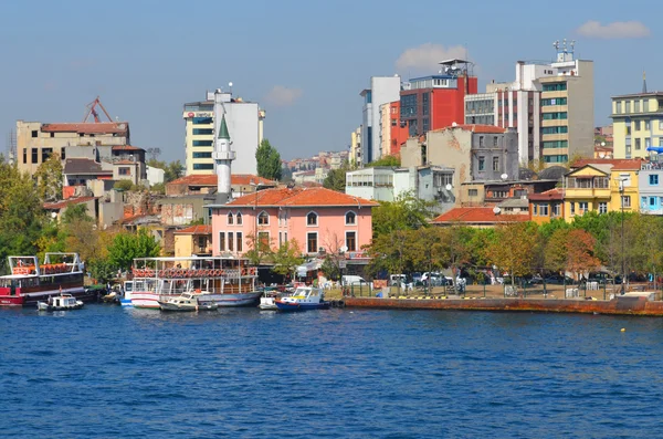 トルコのイスタンブール10月5日 トルコのイスタンブールで2013年10月5日にYeni CamiとGalata Bridgeの近くのEminonu港 エミネンのウォーターフロントは イスタンブールのフェリーの主要なドックです — ストック写真