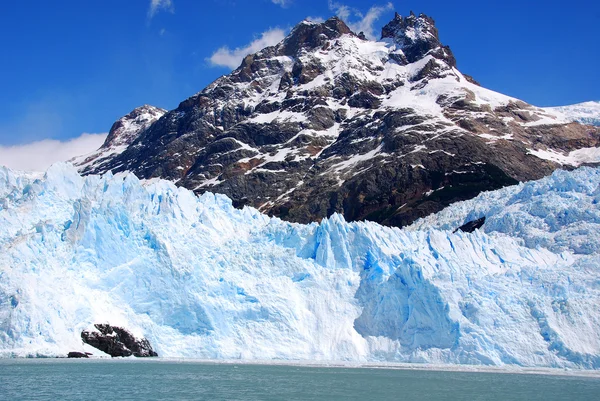 莫雷诺冰川 Perito Moreno Glacier 是位于阿根廷圣克鲁斯省Los Glaciares国家公园的一座冰川 它是阿根廷巴塔哥尼亚最重要的旅游胜地之一 — 图库照片