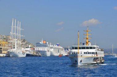 İstanbul, Türkiye 5 Ekim 2013: İstanbul, Türkiye 'de Yeni Cami ve Galata Köprüsü yakınlarındaki Eminonu Limanı' nda feribot gezisi. Eminonu limanı İstanbul 'da feribot için büyük bir rıhtım..