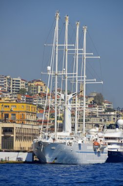 İstanbul Türkiye 4 Ekim: Msy Wind Spirit, Windstar Cruises 'a yolcu gemisi olarak giden bir motorlu yelkenli yat. İstanbul 'da 4 Ekim 2013' te