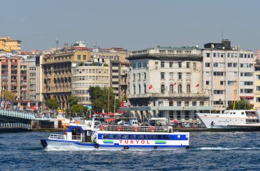 İstanbul, Türkiye 5 Ekim 2013: İstanbul, Türkiye 'de Yeni Cami ve Galata Köprüsü yakınlarındaki Eminonu Limanı' nda feribot gezisi. Eminonu limanı İstanbul 'da feribot için büyük bir rıhtım..