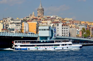 İstanbul, Türkiye 5 Ekim 2013: İstanbul, Türkiye 'de Yeni Cami ve Galata Köprüsü yakınlarındaki Eminonu Limanı' nda feribot gezisi. Eminonu limanı İstanbul 'da feribot için büyük bir rıhtım..