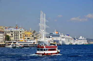 İstanbul, Türkiye 5 Ekim 2013: İstanbul, Türkiye 'de Yeni Cami ve Galata Köprüsü yakınlarındaki Eminonu Limanı' nda feribot gezisi. Eminonu limanı İstanbul 'da feribot için büyük bir rıhtım..