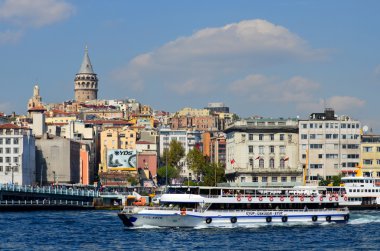 İstanbul, Türkiye 5 Ekim 2013: İstanbul, Türkiye 'de Yeni Cami ve Galata Köprüsü yakınlarındaki Eminonu Limanı' nda feribot gezisi. Eminonu limanı İstanbul 'da feribot için büyük bir rıhtım..