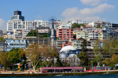 İSTANBUL, TURKEY ECTOBER 5: Yeni Cami ve Galata Köprüsü yakınlarındaki Eminonu Limanı 'nda 5 Ekim 2013, İstanbul, Türkiye. Eminonu limanı İstanbul 'da feribot için büyük bir rıhtım..