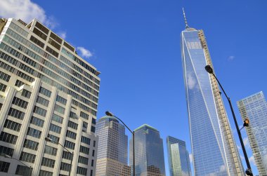 NEW YORK - ECTOBER 24: Lower mahattan ve One World Trade Center veya Freedom Tower 24 Ekim 2013 tarihinde New York City, New York 'ta inşa edilen yeni Dünya Ticaret Merkezi kompleksinin birincil binasıdır.