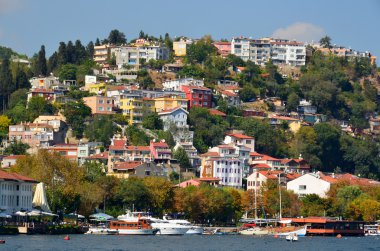 İSTANBUL, TURKEY ECTOBER 5: Yeni Cami ve Galata Köprüsü yakınlarındaki Eminonu Limanı 'nda 5 Ekim 2013, İstanbul, Türkiye. Eminonu limanı İstanbul 'da feribot için büyük bir rıhtım..