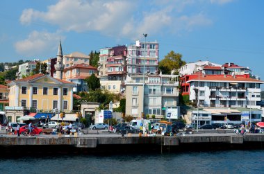 İSTANBUL, TURKEY ECTOBER 5: Yeni Cami ve Galata Köprüsü yakınlarındaki Eminonu Limanı 'nda 5 Ekim 2013, İstanbul, Türkiye. Eminonu limanı İstanbul 'da feribot için büyük bir rıhtım..