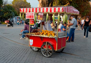 İstanbul Türkiye 28 Eylül: Genç adam İstanbul 'da yaşamak için 28 Eylül 2013' te mısır satıyor. Sokak satıcıları Istanbuls caddesinde her yerde.. 