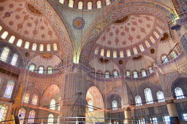İSTANBUL TURKEY ECTOBER 04: İstanbul, Türkiye 'deki Sultan Ahmed Camii' nin içi, Ekim 04, 2013. Sultan Ahmed Camii (Mavi Cami) İstanbul 'un en popüler turizm beldeleri üzerine.