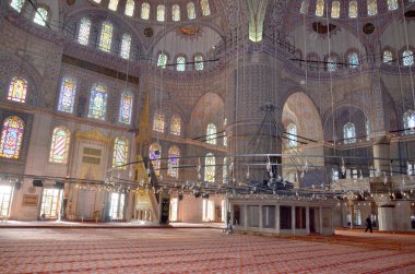 İSTANBUL TURKEY ECTOBER 04: İstanbul, Türkiye 'deki Sultan Ahmed Camii' nin içi, Ekim 04, 2013. Sultan Ahmed Camii (Mavi Cami) İstanbul 'un en popüler turizm beldeleri üzerine.