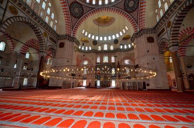 İSTANBUL TURKEY 3 Ekim: Süleyman Camii 'nin içinde (Süleyman Camii) İstanbul' da Muhteşem Süleyman tarafından inşa edilen 16. yüzyıldan kalma bir cami. 3 Ekim 2013 'te İstanbul, Türkiye