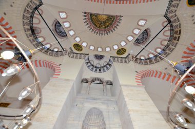İSTANBUL TURKEY 3 Ekim: Süleyman Camii 'nin içinde (Süleyman Camii) İstanbul' da Muhteşem Süleyman tarafından inşa edilen 16. yüzyıldan kalma bir cami. 3 Ekim 2013 'te İstanbul, Türkiye