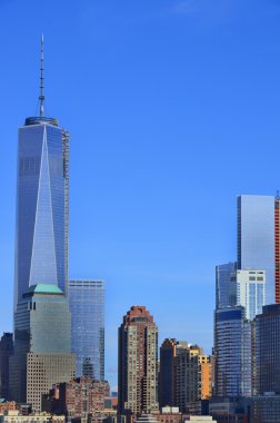 NEW YORK - ECTOBER 24: Lower mahattan ve One World Trade Center veya Freedom Tower 24 Ekim 2013 tarihinde New York City, New York 'ta inşa edilen yeni Dünya Ticaret Merkezi kompleksinin birincil binasıdır.