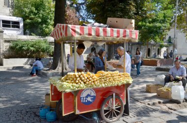 İstanbul Türkiye 28 Eylül: Genç adam İstanbul 'da yaşamak için 28 Eylül 2013' te mısır satıyor. Sokak satıcıları Istanbuls caddesinde her yerde.. 