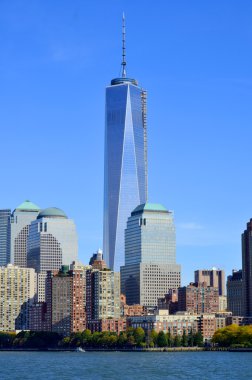 NEW YORK - ECTOBER 24: Lower mahattan ve One World Trade Center veya Freedom Tower 24 Ekim 2013 tarihinde New York City, New York 'ta inşa edilen yeni Dünya Ticaret Merkezi kompleksinin birincil binasıdır.