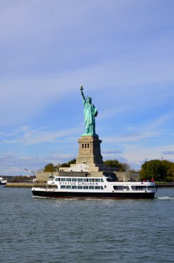 NEW YORK ABD 27 Ekim 2013: New York, New York 'ta Özgürlük Heykeli, 27 Ekim 2013. Özgürlük Anıtı, 1886 'da Fransa halkından Birleşik Devletler' e bir hediyeydi.