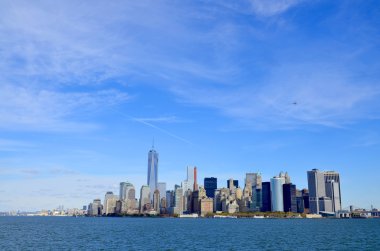 NEW YORK - ECTOBER 24: Lower mahattan ve One World Trade Center veya Freedom Tower 24 Ekim 2013 tarihinde New York City, New York 'ta inşa edilen yeni Dünya Ticaret Merkezi kompleksinin birincil binasıdır.