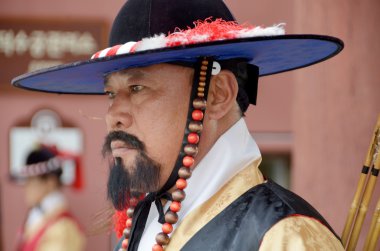 Seul Kore 7 Nisan 2013 'te Seul' deki Deoksugung Sarayı Kraliyet Muhafız Değiştirme Töreni 'ne katıldı. Buckingham Sarayı 'ndaki muhafızların değişimine benzer bir gelenek mi?